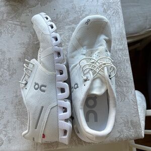 On cloud white size 8 women’s sneakers